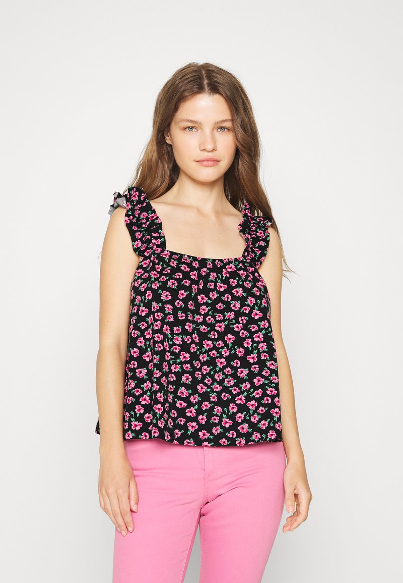 Top preto floral com flores rosas e folhas verdes, apresentando ombros com babados e decote quadrado. Combinado com calças rosas.