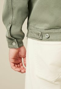 Next REGULAR FIT BUTTON UP - Spijkerjas - sage green