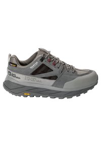 Scarpa da hiking grigia con tomaia in mesh e sintetico, punta rinforzata e suola Vibram. Presenta dettagli testurizzati e chiusura con lacci.