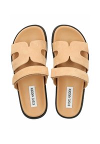Sandali slide in suede di un beige chiaro con due ampie cinghie dotate di ritagli, posizionati su una soletta di un beige chiaro e suola in gomma nera.