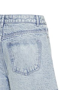 Jean en denim bleu clair acid wash montrant la poche arrière, la ceinture et les passants sur fond blanc.