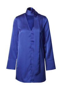 Langsleeve tuniek in koninklijk blauw satijn met een diepe V-hals en een strik bij de kraag. Beschikt over brede manchetten en een ontspannen pasvorm.