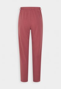 Pantalon taille haute à jambes droites de couleur rose pâle avec passants pour ceinture et poches latérales, vu de dos sur un fond uni.