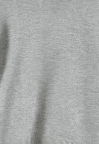 Hellgrauer Pullover mit glatter, gestrickter Textur. Verfügt über einen Rundhalsausschnitt und einen gerippten Saum und zeigt ein einfaches Design ohne Verzierungen.