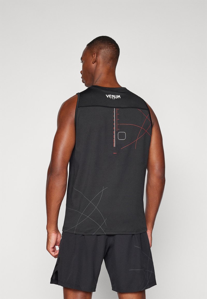 Canotta sportiva nera con un logo sulla parte posteriore, decorata con motivi geometrici astratti rossi e bianchi nella sezione inferiore. Tessuto leggero.