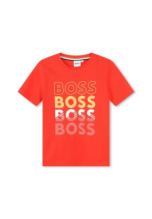 T-shirt rossa in cotone con testo audace "BOSS" in giallo, bianco e design a fantasia. Maniche corte e scollatura a girocollo.