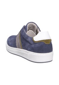 Marineblaue Wildledersneaker mit grauen und oliven Akzenten. Verfügt über einen weißen Fersenstrip, eine strukturierte Oberfläche und eine Gummisohle mit gerilltem Muster.