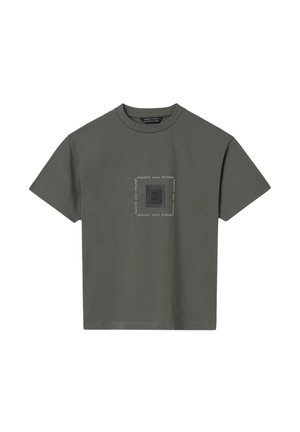 T-shirt in cotone verde oliva con collo tondo, maniche corte e grafica centrale che riporta la scritta "espandi la tua mentalità" in un design quadrato.