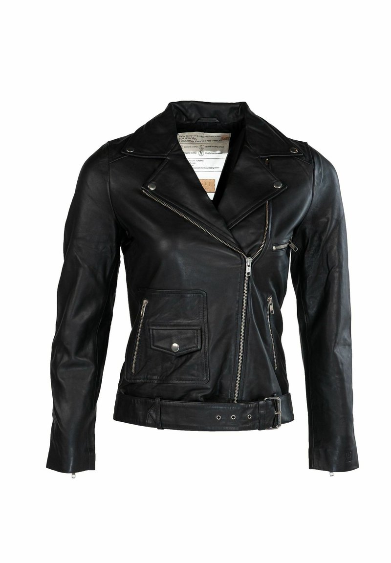 Melnas ādas motocikla jaka ar dubultā krūšdaļas dizainu, rāvējslēdzēja kabatām un jostu ap apakšu. Raksturo gluda tekstūra un sudraba aparatūra.