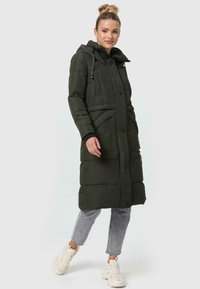 Donkergroen pufferjack met een capuchon, knoopsluiting aan de voorkant, zijzakken en verstelbare trekkoorden, met een gewatteerd design voor isolatie.