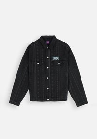 Veste en denim noir avec un motif texturé, boutons-pression à l'avant, deux poches poitrine et un petit patch de logo bleu sur la poche gauche.