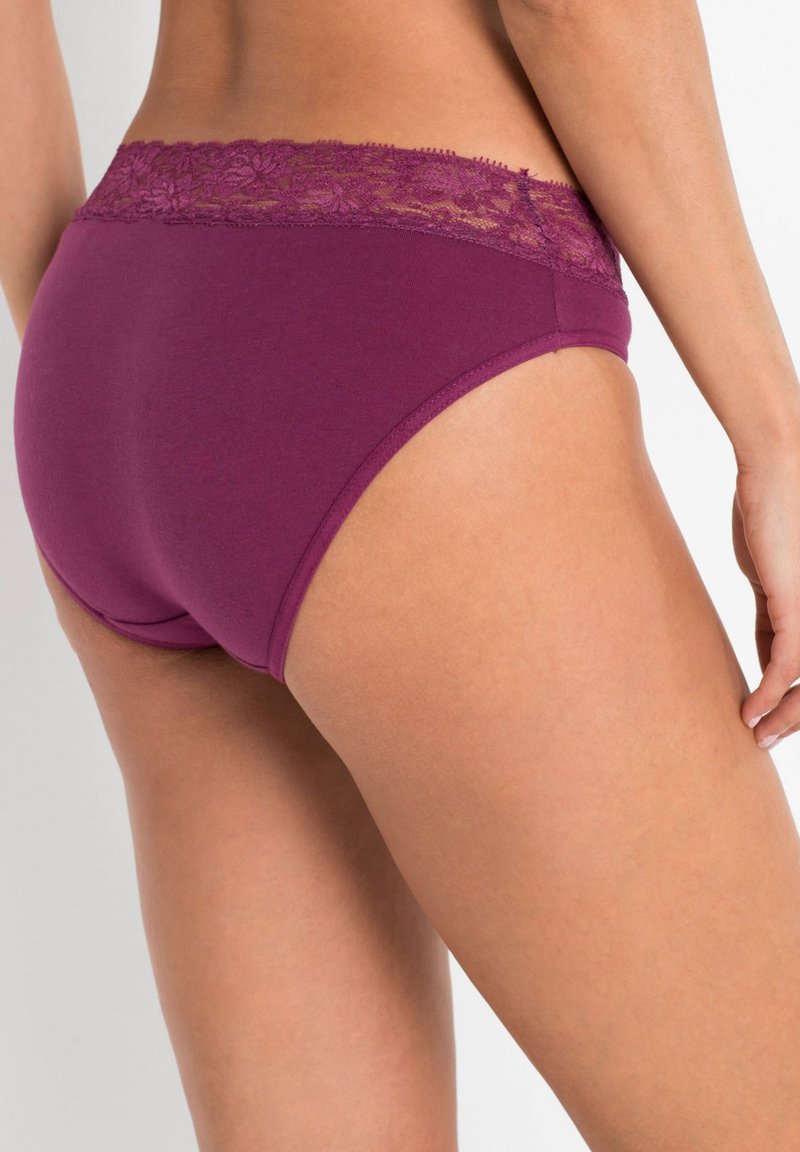 Mutande in cotone viola con una fascia in pizzo decorativa, caratterizzate da una texture liscia e un design a piena copertura.