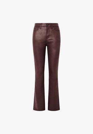 Jeans justos de cor burgundy, feitos de um material semelhante a couro brilhante. Apresentam um fecho de botão, passantes para cinto e bolsos na frente e nas costas.