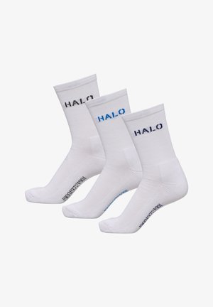 Drei weiße Socken in mittlerer Wadenhöhe mit dem Schriftzug "HALO" in Schwarz, Blau und Dunkelblau, nebeneinander auf weißem Hintergrund angeordnet.