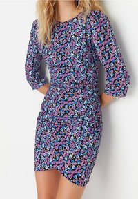 Trendyol Pouzdrové šaty - purple