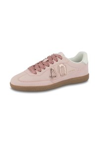 Zapatillas de ante rosa con cordones texturizados en oro rosa, que cuentan con un diseño de números en relieve en el lateral, acentos blancos y una suela de goma en tono marrón.