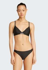 Černý bikinový set obsahující trojúhelníkový top s nastavitelnými ramínky a značkovým páskem, doplněný o bikinové kalhotky s nízkým pasem.