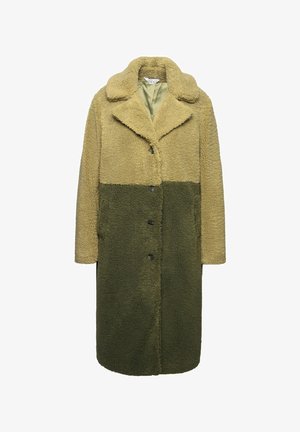 Cappotto Sherpa in due tonalità di verde oliva e beige chiaro, con colletto, bottoni frontali e finitura texture.