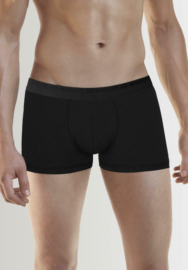 Czarne boxerki wykonane z miękkiego materiału, o dopasowanym kroju, z szerokim elastycznym pasem, na którym widnieje nazwa marki.