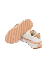 Sneaker bianco in pelle testurizzata, suola rosa pastello e accenti decorati sul tallone. Presenta una forma arrotondata e hardware di lacing prominente.