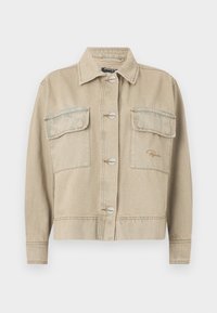 Beige denimjakke med krage, lange ermer, knappelukking og to brystlommer. Har kontrasterende søm og subtil logoembroidery.