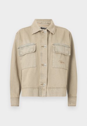 Beige riflová bunda s límcem, dlouhými rukávy, zapínáním na knoflíky a dvěma náprsními kapsami. Obsahuje kontrastní švy a decentní výšivku loga.