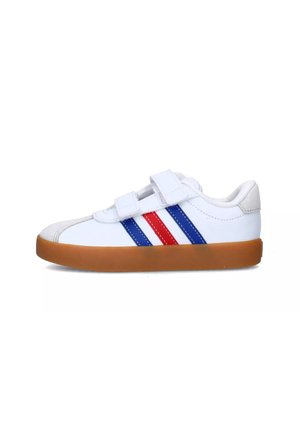 Sneaker bianco con due bande in velcro, strisce laterali rosse e blu, e una suola in gomma marrone chiaro. Pelle liscia con dettagli testurizzati.