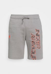 Shorts en coton gris avec une taille élastique et un cordon de serrage ajustable. Présente un grand imprimé "UNDER ARMOUR" en orange et un motif camouflage sur le côté.