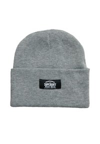 Bonnet en tricot côtelé gris avec un revers et un patch de marque noir avec du texte blanc, fabriqué dans un matériau doux et chaud.