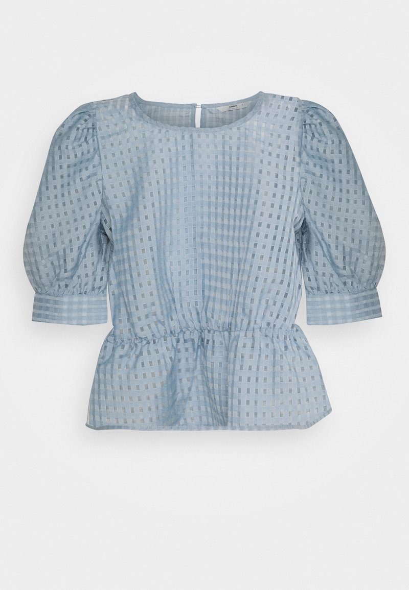 Blouse légère bleu clair transparente avec manches bouffantes 3/4, motif à carreaux carrés, encolure ronde, taille froncée et fermeture par boutons au dos.