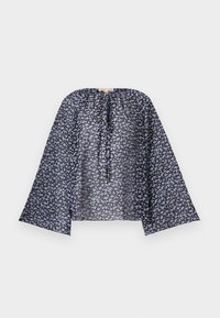 Blouse florale en chiffon noir, avec des manches longues et larges et un col froncé avec un cordon de serrage. Motif de petites fleurs bleues sur l'ensemble.