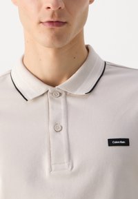 Calvin Klein MULTI TIPPING  - Polo shirt - stony beige/vanilla ice