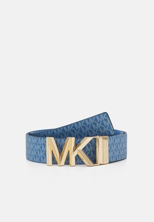 Blåt designerbælte med gentaget "MK"-mønster og stort gyldent "MK"-spænde på hvid baggrund.