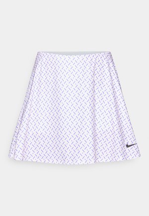 Jupe blanche avec un motif géométrique violet et des plis, arborant un logo Nike noir sur l'ourlet. Fabriquée en tissu léger, offrant un look décontracté.