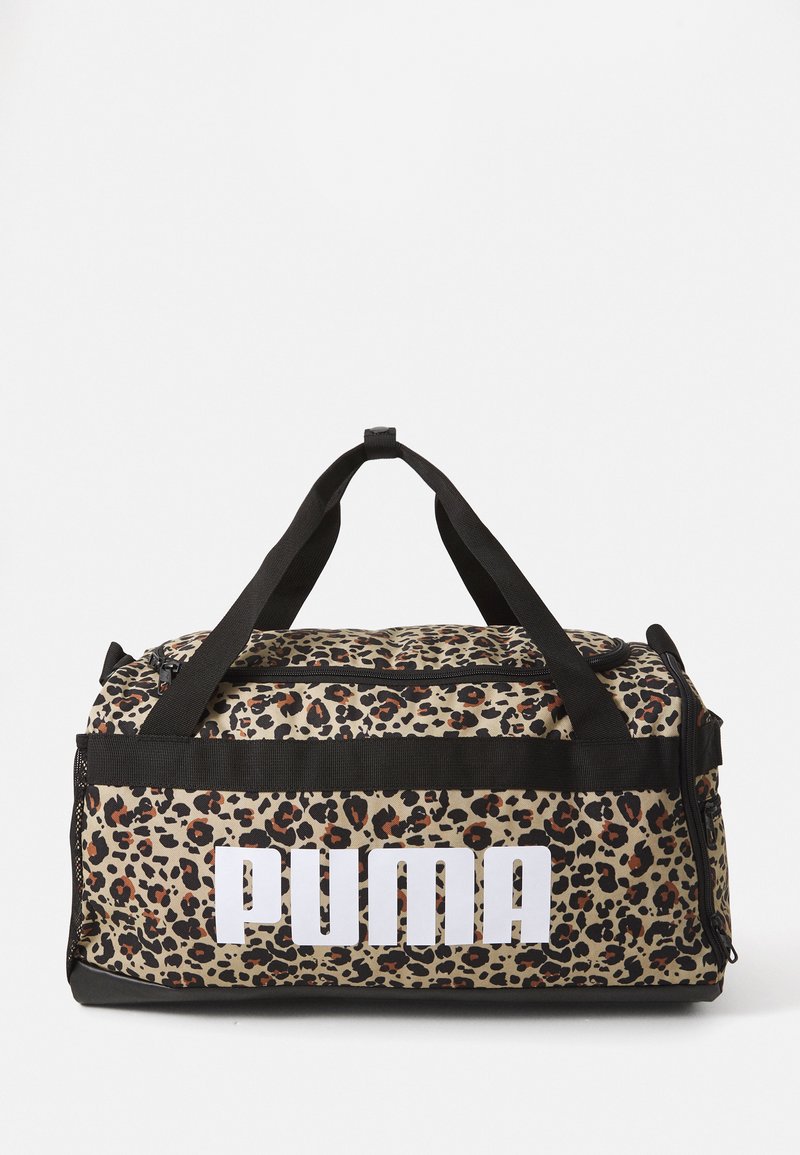 Duffle bag med leopardmønster, beige og sort stoff, sorte stropper, og en hvit "PUMA"-logo over fronten.