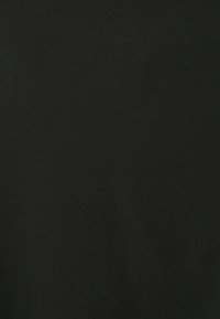 Schwarzer Baumwollstoff, glatte Textur, einfarbig, ohne sichtbare Muster oder Akzente, zeigt eine Nahaufnahme des Materials.