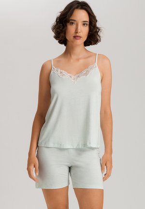 Conjunto de pijama verde claro con acentos de encaje; la parte superior cuenta con un escote en V y tirantes finos, acompañado de pantalones cortos a juego en un tejido suave y liso.