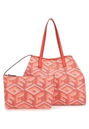 Borsa tote rosa corallo con motivo geometrico e pochette abbinata con zip, entrambe con logo GUESS dorato sul davanti.