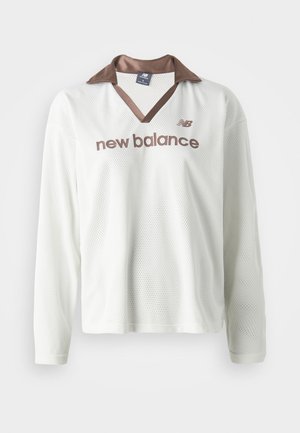 Witte netstructuur lange mouw shirt met een bruine satijnen kraag. Bevat het "new balance" logo in bruin op de voorkant. Casual sportdesign.