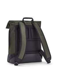 Ryggsäck med rulltoppsdesign, grön tyg, svart botten, vadderade axelremmar och meshnätbak som ger ventilation och komfort.