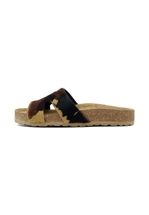 Slipper sandaal met kurken zool en brede multicolor bruine en zwarte dierenprint band over de bovenkant, platte hak.