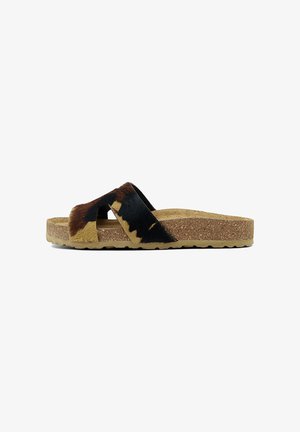 Slipper sandaal met kurken zool en brede multicolor bruine en zwarte dierenprint band over de bovenkant, platte hak.