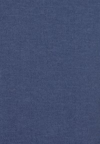 Tessuto a maglia blu con una texture a coste, caratterizzato da linee verticali e cuciture uniformi. Materiale morbido ed elastico.
