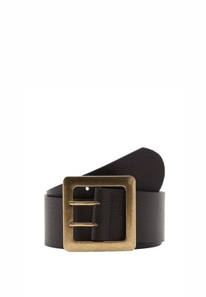 Czarny skórzany pasek zwinięty z dużą kwadratową złotą metalową klamrą i podwójnymi szpilkami na białym tle.