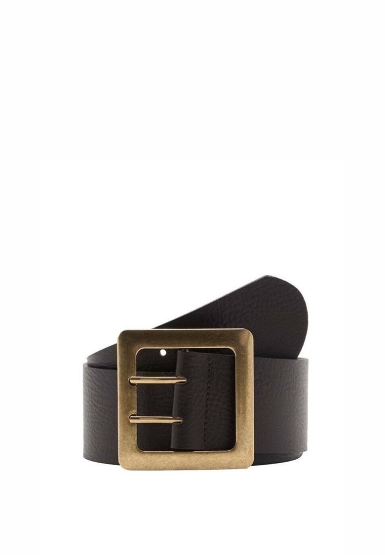 Ceinture en cuir noir roulée avec une grande boucle carrée en métal doré et double ardillon sur fond blanc.