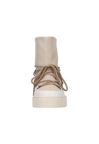 Beige suède high-top sneaker met gedraaide beige veters, witte rubberen zool en een gladde textuur; heeft stikdetails en metalen oogjes.
