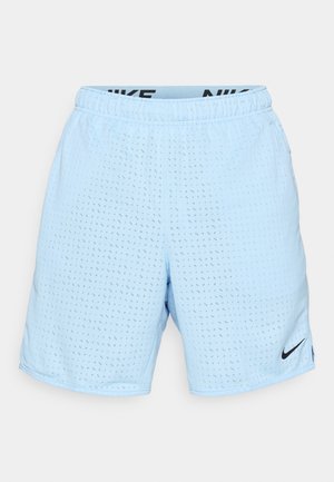 Svijetloplave atletske šortse s teksturiranim uzorkom i crnim elastičnim pojasom na kojem se nalazi "NIKE" logotip. Mali crni Swoosh logotip na lijevom rubu.