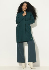 Ulla Popken LONG OPEN FRONT SWEATER - Gilet - deep green