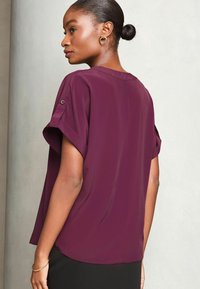 Lipsy UTILITY SHORT ROLL SLEEVE - REGULAR FIT - Blūze - berry red