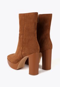 LOLA CASADEMUNT Kotníkové boty na platformě - tobacco